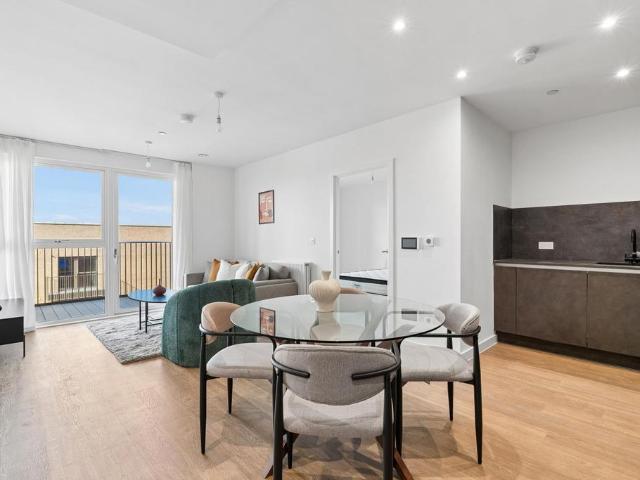 Hendon Waterside, London, NW9 2 bed apartment to rent £2,600 pcm £600 pw