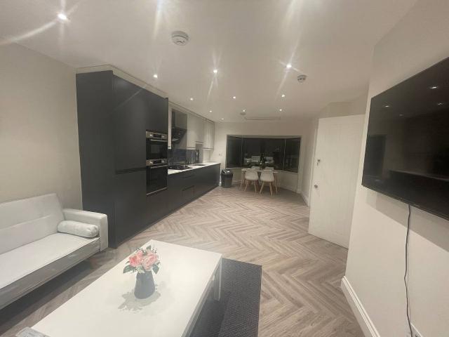 Hendon Way, London NW2, 2 bed flat to rent, £2,300 pcm | PrimeLocation