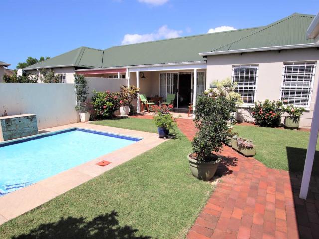 HENDRA DELIGHTFUL AIRY DOG FRIENDLYSIMPLEX IN UMHLANGA MANORS