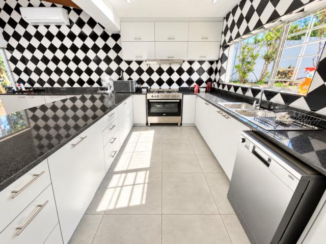 Hendra Move In Ready Family Home with Pool & Sea Views – Umhlanga