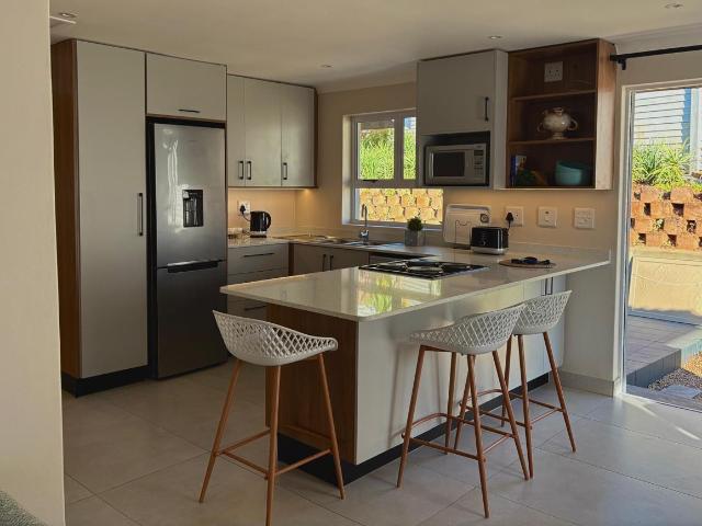 Hendra Modern, Furnished Cottage in La Lucia