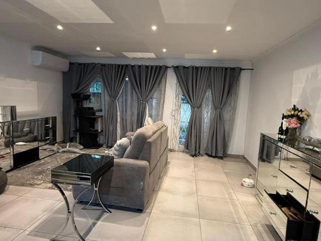 Hendra Modern Simplex to rent in Glen Hills