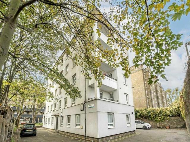 Hendre Road, London, SE1 3 bed flat to rent £2,800 pcm £646 pw