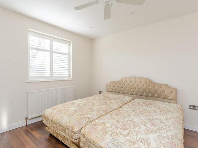 Henfield Road, Raynes Park, London, SW19 2 bed flat to rent £3,250 pcm £750 pw