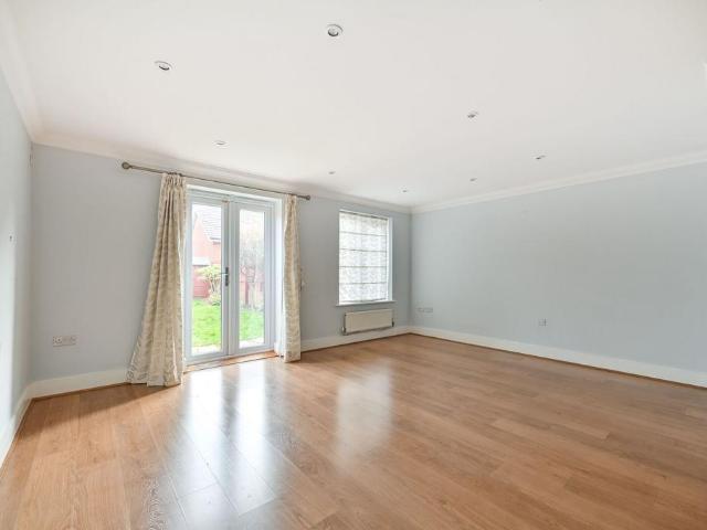Hengest Avenue, Hinchley Wood, Esher. 3 bed terraced house to rent £2,600 pcm £600 pw