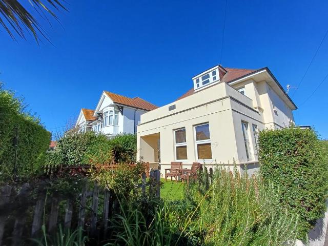 Hengistbury Road, Southbourne 2 bed apartment to rent £1,250 pcm £288 pw