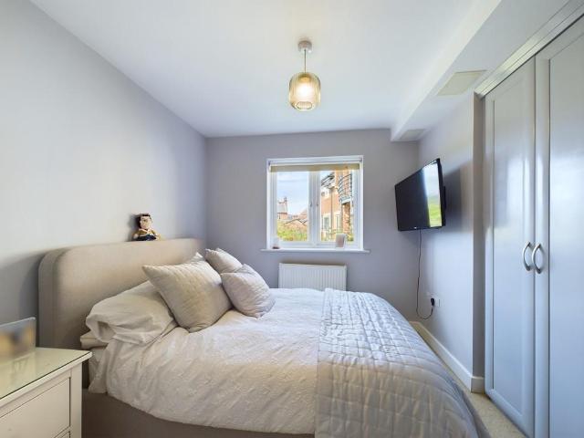 Henley Court, Egham TW20 2 bed apartment to rent £1,600 pcm £369 pw
