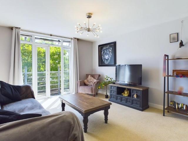 Henley Court, Egham TW20 2 bed apartment to rent £1,600 pcm £369 pw
