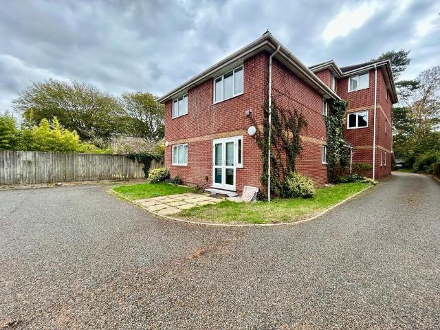 Henley Court, Richmond Park Road. 2 bed apartment to rent £1,200 pcm £277 pw