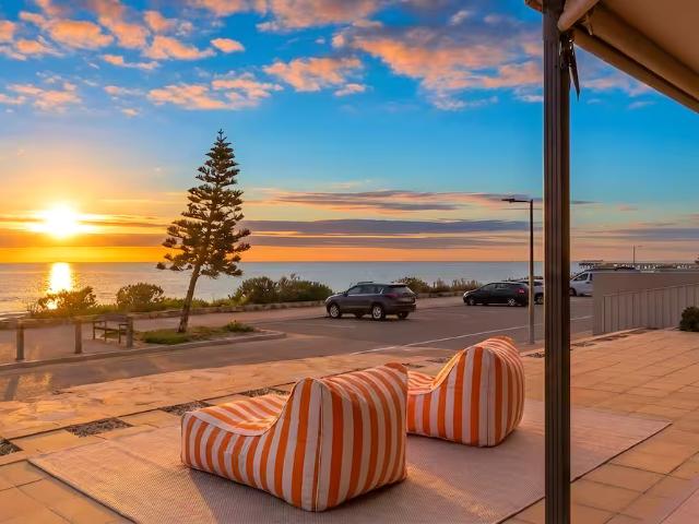 HENLEY BEACHFRONT SHORT TERM ACCOMMODATION FULLY FURNISHED UTILITIES INCLUDED