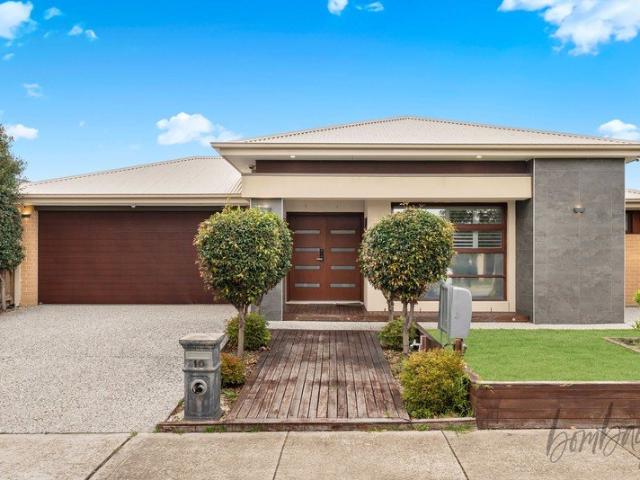 HENLEY BUILT 33 SQUARE MASTERPIECE