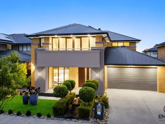 Henley Homes Masterpiece in Prime Location!