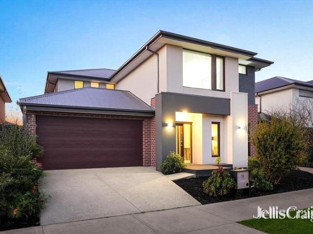 Henley Luxury Home in Primary Location