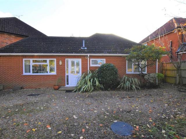 Henley Road, Caversham 2 bed bungalow to rent £1,750 pcm £404 pw