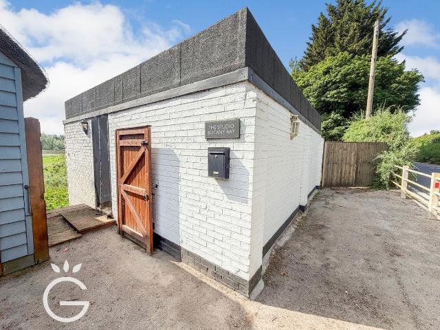 Henley Road, Playhatch RG4, Studio to rent, £1,075 pcm | PrimeLocation