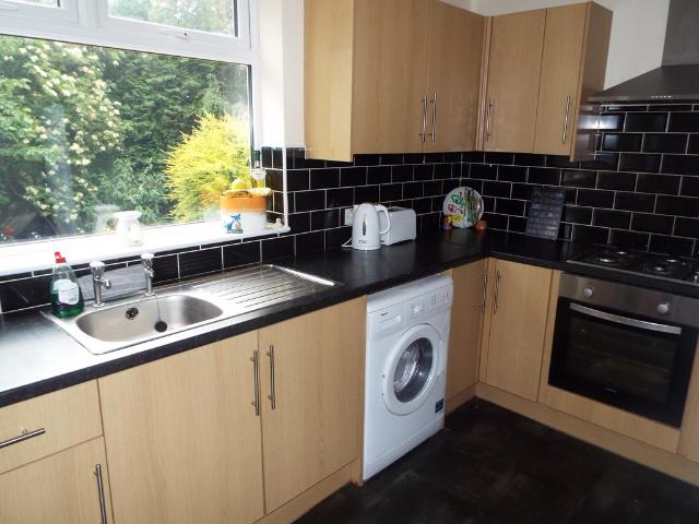 Henry Avenue, Mansfield, NG19 3 bed semi detached house to rent £925 pcm £213 pw