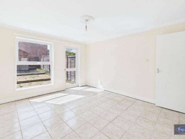 Henry Cooper Way, London, SE9 3 bed terraced house to rent £2,000 pcm £462 pw