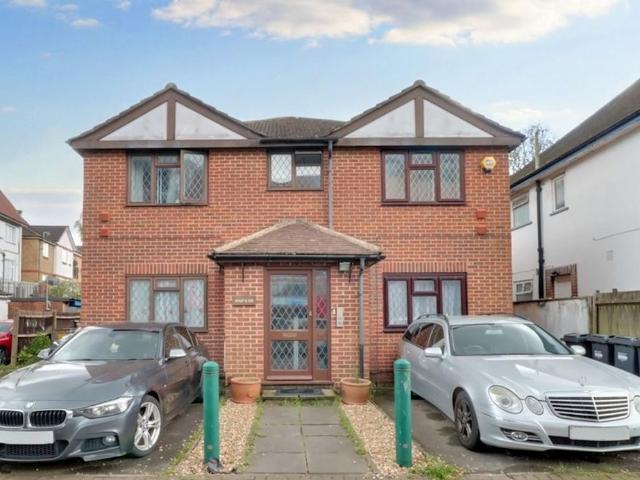 Henry House, Grove Road TW3, 1 bed flat to rent, £1,600 pcm | PrimeLocation