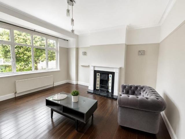 Henry Road, Barnet EN4 3 bed semi detached house to rent £2,700 pcm £623 pw