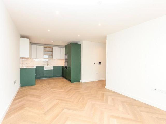 Henshaw Parade, The Hyde, London, NW9 2 bed apartment to rent £2,300 pcm £531 pw