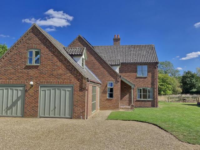 Henstead Road, Hethersett NR9 5 bed detached house to rent £2,250 pcm £519 pw