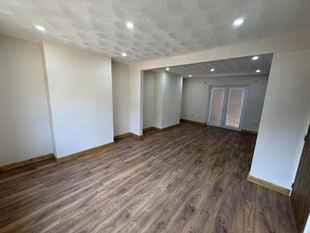 Heol Dewi Sant, Swansea, SA4