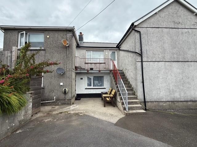 Heol Lotwen, Capel Hendre SA18 3 bed flat to rent £775 pcm £179 pw
