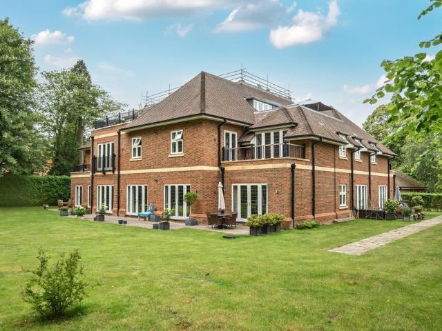 Heath Drive, Tadworth KT20 2 bed flat to rent £3,250 pcm £750 pw