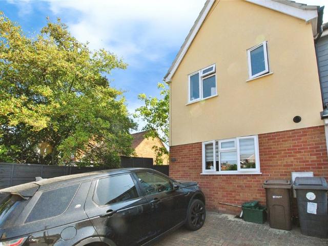 Heath Drive, Chelmsford, Essex, CM2 3 bed house to rent £1,685 pcm £389 pw