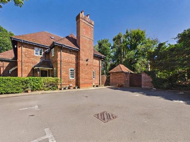 Heath Lodge, 81 Reading Road. 2 bed flat to rent £1,450 pcm £335 pw