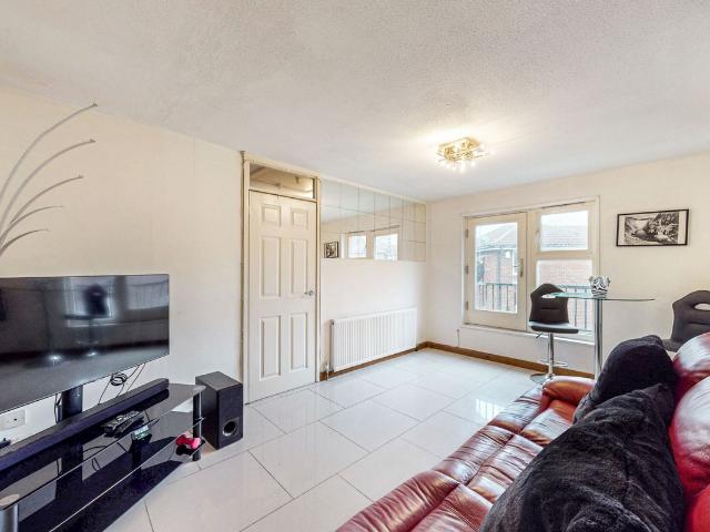 Heath Rd, Nine Elms, London SW8, 1 bed flat to rent, £2,050 pcm | PrimeLocation