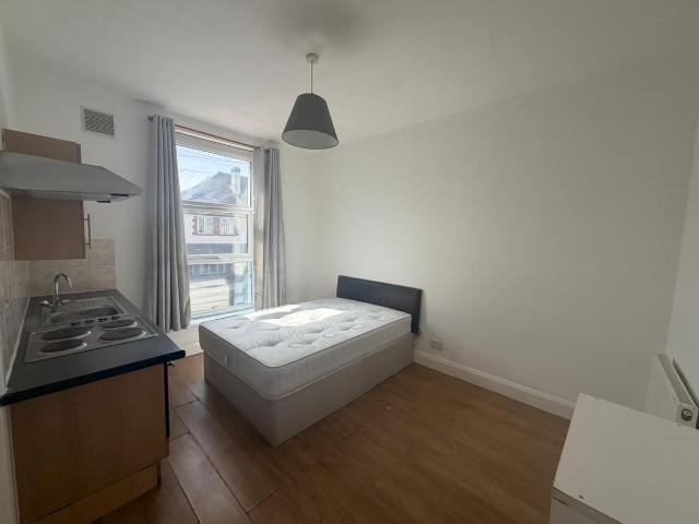 Heath Road, Hounslow TW3, Studio to rent, £850 pcm | PrimeLocation