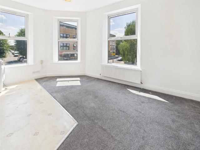 Heath Road, Twickenham 2 bed apartment to rent £1,800 pcm £415 pw