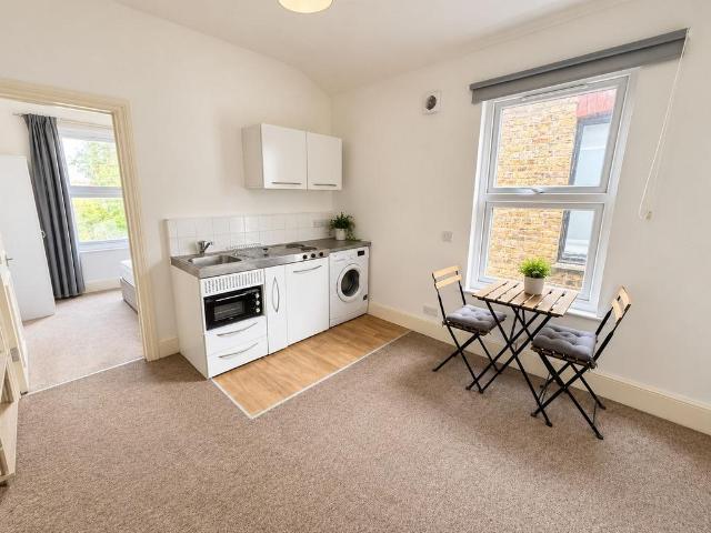 Heath Road, Twickenham, TW1 1 bed apartment to rent £1,250 pcm £288 pw