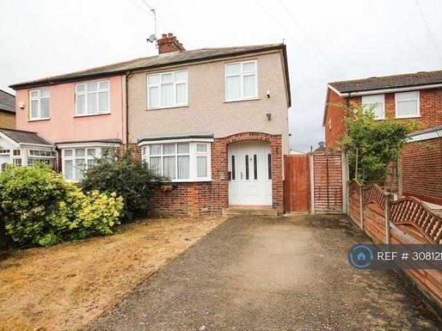 Heath Road, Uxbridge, UB10 3 bed semi detached house to rent £2,250 pcm £519 pw