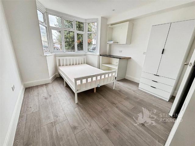 Heathcroft Avenue, Sunbury on Thames. 1 bed in a house share to rent £950 pcm £219 pw