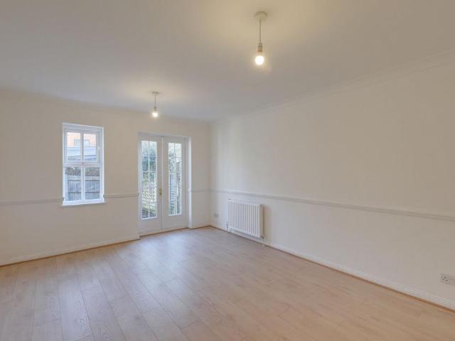 Heather Close, London, SE13 2 bed terraced house to rent £1,850 pcm £427 pw