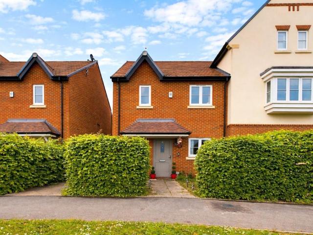 Heather Green, Warfield, Berkshire, RG42 3 bed semi detached house to rent £2,100 pcm £485 pw