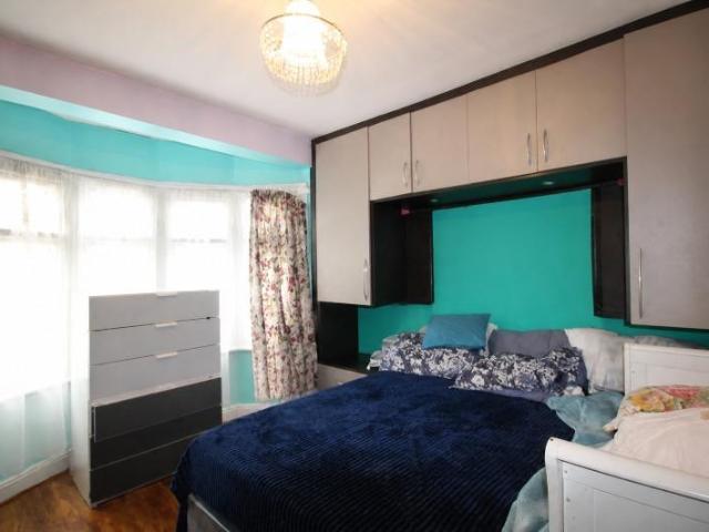 Heather Park Drive, Wembley. 2 bed flat to rent £1,900 pcm £438 pw