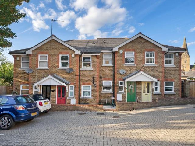 Heather Place, Esher, KT10 2 bed terraced house to rent £2,000 pcm £462 pw