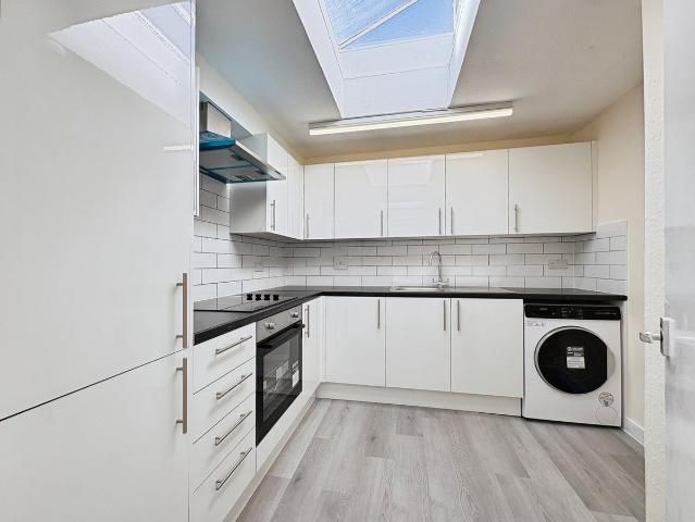 Heather Ridge Arcade, Camberley, Surrey GU15, 2 bed flat to rent, £1,300 pcm | PrimeLocation