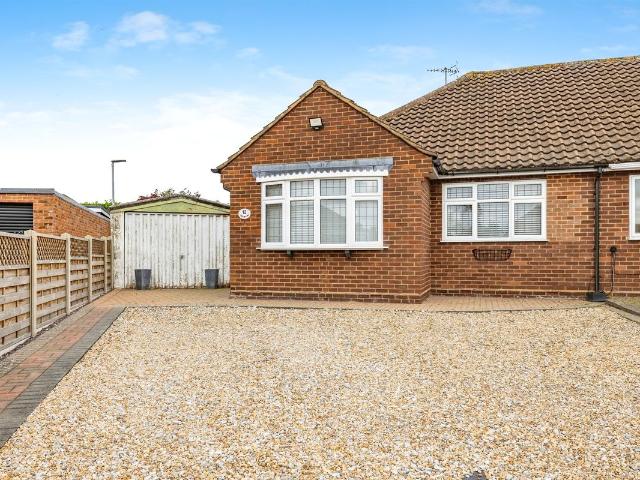 Heather Rise, Bushey WD23, 2 bed bungalow to rent, £1,950 pcm | PrimeLocation