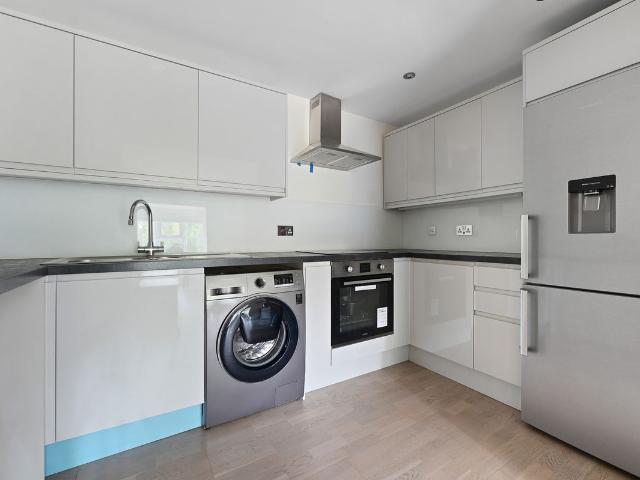 Heatherwood Drive, Hayes UB4, 1 bed flat to rent, £1,550 pcm | PrimeLocation