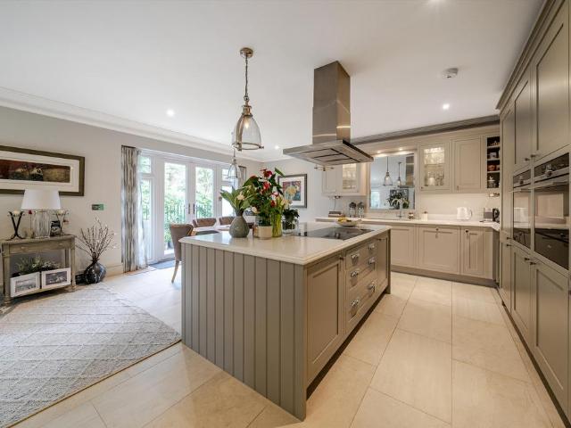 Heathfield Avenue, Sunninghill. 3 bed apartment to rent £4,950 pcm £1,142 pw