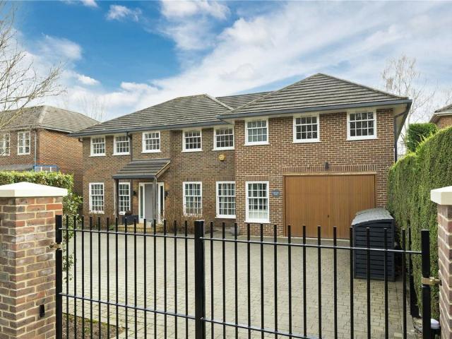 Heathfield, Cobham, Surrey, KT11 6 bed detached house to rent £12,500 pcm £2,885 pw