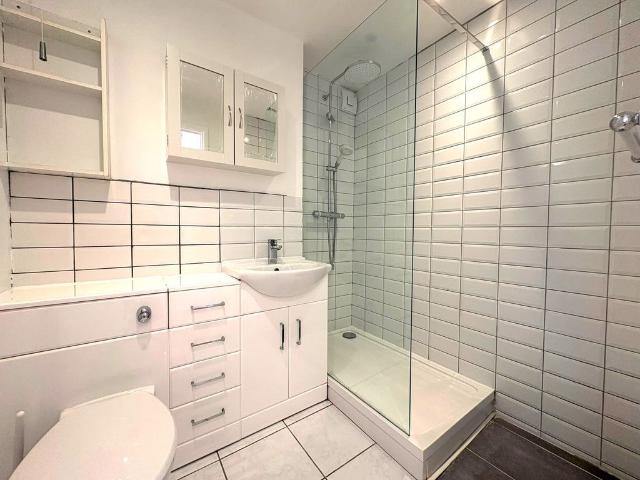 Heathfield Drive, Mitcham CR4, 1 bed flat to rent, £1,500 pcm | PrimeLocation