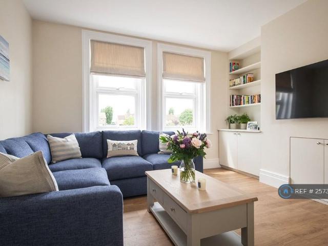 Heathfield Square, London, SW18 3 bed flat to rent £3,650 pcm £842 pw