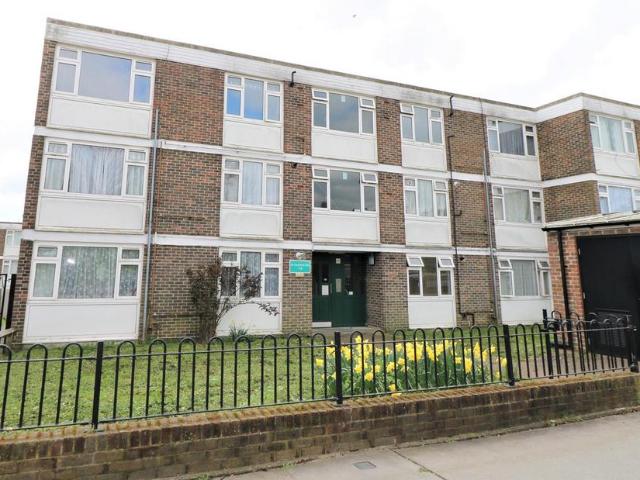 Heathfield Vale, South Croydon 2 bed flat to rent £1,650 pcm £381 pw