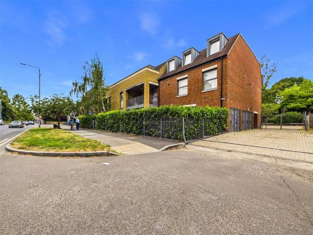 Heathland House, Ickenham UB10 3 bed apartment to rent £2,450 pcm £565 pw