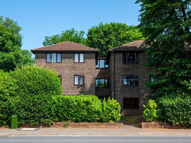 Heathside Crescent, Woking GU22, 1 bed flat to rent, £1,250 pcm | PrimeLocation